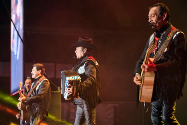 Fotos del concierto de Los Tigres en el Navarra Arena. /