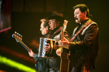 Fotos del concierto de Los Tigres en el Navarra Arena. /