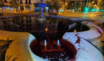 La plaza de Merindades de Pamplona teñida de rojo