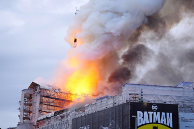 Fotos del incendio de la antigua bolsa de Copenhague. /