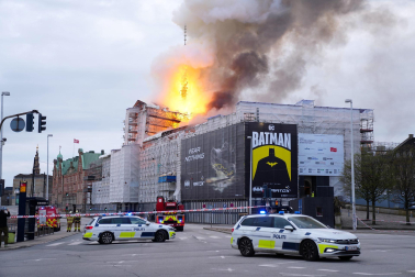 Fotos del incendio de la antigua bolsa de Copenhague. /