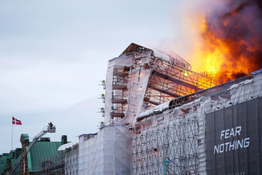 Fotos del incendio de la antigua bolsa de Copenhague. /