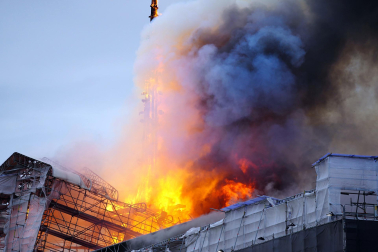 Fotos del incendio de la antigua bolsa de Copenhague. /