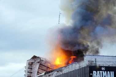 Fotos del incendio de la antigua bolsa de Copenhague. /