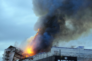 Fotos del incendio de la antigua bolsa de Copenhague. /