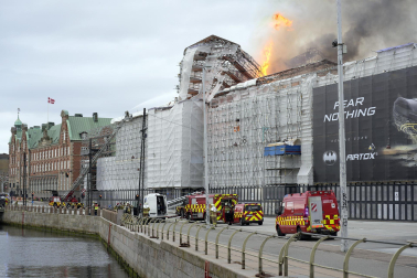 Fotos del incendio de la antigua bolsa de Copenhague. /