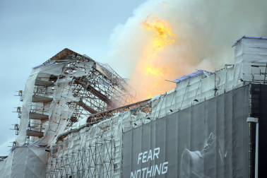 Fotos del incendio de la antigua bolsa de Copenhague. /