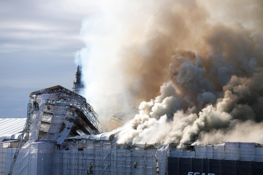 Fotos del incendio de la antigua bolsa de Copenhague. /