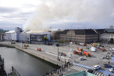 Fotos del incendio de la antigua bolsa de Copenhague. /