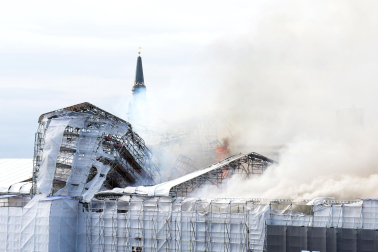 Fotos del incendio de la antigua bolsa de Copenhague. /