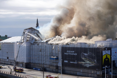 Fotos del incendio de la antigua bolsa de Copenhague. /