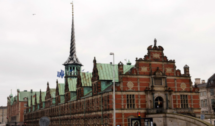 El histórico chapitel del edificio de la antigua Bolsa de Copenhague, con la forma de las colas de cuatro dragones entrelazadas, ha colapsado en el incendio. /