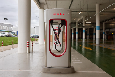 Supercargadores de Tesla en el centro comercial La Morea
