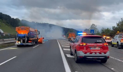 Vídeo del incendio de un camión en la A-15 entre Zizur y Landaben