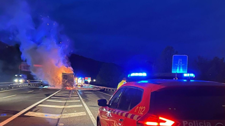 Cortada la A 15, entre Zizur y Landaben, por el incendio de un camión