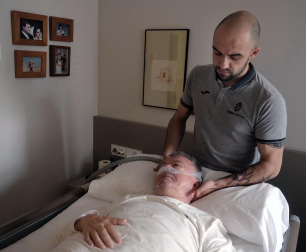 El fisioterapeuta Daniel Fresan realiza ejercicios con Montxo.