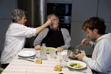La alimentación por sonda la compaginan con comida por boca (purés), pero cuesta tragar.