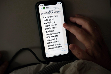 Montxo se conecta por la mañana a un grupo de WhatsApp de enfermos con ELA y lee los mensajes.