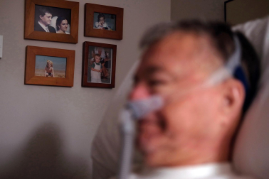 En la habitación cuelgan cuatro fotografías, una de su boda y tres de sus hijos cuando eran pequeños (Pablo, Idoia y Lucía)