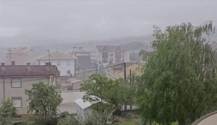 La localidad de Tierra Estella se ha visto sorprendida este sábado por el granizo