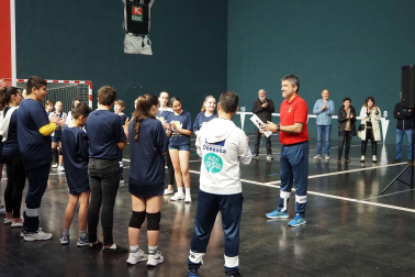 Imágenes del homenaje a exjugadores de balonmano en Aoiz

*F: 27 - 04 - 2024

*L: AOIZ

*P: 

*T: JORNADA DE HOMENAJE A EXJUGADORES DE BALONMANO DE LA ETAPA 1968-1985 POR PARTE DEL AYUNTAMIENTO Y DEL C.D. AOIZ