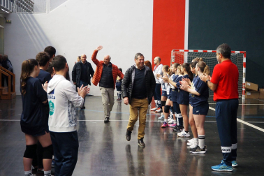 Imágenes del homenaje a exjugadores de balonmano en Aoiz

*F: 27 - 04 - 2024

*L: AOIZ

*P: 

*T: JORNADA DE HOMENAJE A EXJUGADORES DE BALONMANO DE LA ETAPA 1968-1985 POR PARTE DEL AYUNTAMIENTO Y DEL C.D. AOIZ