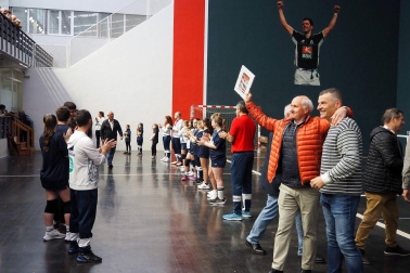 Imágenes del homenaje a exjugadores de balonmano en Aoiz

*F: 27 - 04 - 2024

*L: AOIZ

*P: 

*T: JORNADA DE HOMENAJE A EXJUGADORES DE BALONMANO DE LA ETAPA 1968-1985 POR PARTE DEL AYUNTAMIENTO Y DEL C.D. AOIZ