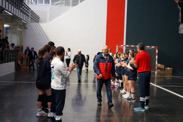 Imágenes del homenaje a exjugadores de balonmano en Aoiz

*F: 27 - 04 - 2024

*L: AOIZ

*P: 

*T: JORNADA DE HOMENAJE A EXJUGADORES DE BALONMANO DE LA ETAPA 1968-1985 POR PARTE DEL AYUNTAMIENTO Y DEL C.D. AOIZ