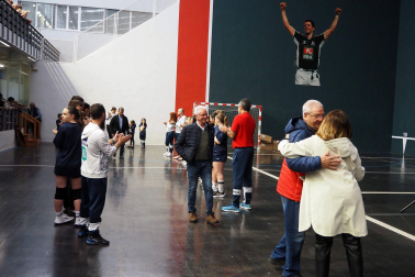 Imágenes del homenaje a exjugadores de balonmano en Aoiz

*F: 27 - 04 - 2024

*L: AOIZ

*P: 

*T: JORNADA DE HOMENAJE A EXJUGADORES DE BALONMANO DE LA ETAPA 1968-1985 POR PARTE DEL AYUNTAMIENTO Y DEL C.D. AOIZ