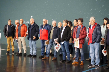 Imágenes del homenaje a exjugadores de balonmano en Aoiz

*F: 27 - 04 - 2024

*L: AOIZ

*P: 

*T: JORNADA DE HOMENAJE A EXJUGADORES DE BALONMANO DE LA ETAPA 1968-1985 POR PARTE DEL AYUNTAMIENTO Y DEL C.D. AOIZ