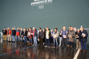 Imágenes del homenaje a exjugadores de balonmano en Aoiz

*F: 27 - 04 - 2024

*L: AOIZ

*P: 

*T: JORNADA DE HOMENAJE A EXJUGADORES DE BALONMANO DE LA ETAPA 1968-1985 POR PARTE DEL AYUNTAMIENTO Y DEL C.D. AOIZ