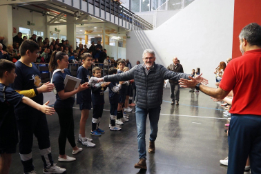 Imágenes del homenaje a exjugadores de balonmano en Aoiz

*F: 27 - 04 - 2024

*L: AOIZ

*P: 

*T: JORNADA DE HOMENAJE A EXJUGADORES DE BALONMANO DE LA ETAPA 1968-1985 POR PARTE DEL AYUNTAMIENTO Y DEL C.D. AOIZ