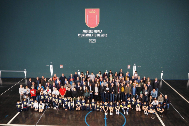 Imágenes del homenaje a exjugadores de balonmano en Aoiz

*F: 27 - 04 - 2024

*L: AOIZ

*P: 

*T: JORNADA DE HOMENAJE A EXJUGADORES DE BALONMANO DE LA ETAPA 1968-1985 POR PARTE DEL AYUNTAMIENTO Y DEL C.D. AOIZ