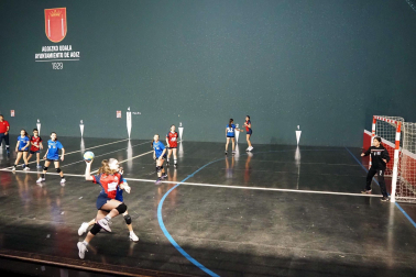 Imágenes del homenaje a exjugadores de balonmano en Aoiz

*F: 27 - 04 - 2024

*L: AOIZ

*P: 

*T: JORNADA DE HOMENAJE A EXJUGADORES DE BALONMANO DE LA ETAPA 1968-1985 POR PARTE DEL AYUNTAMIENTO Y DEL C.D. AOIZ
