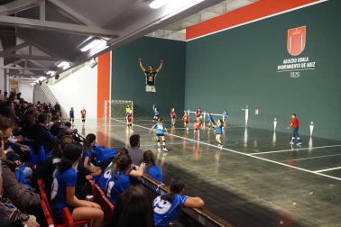 Imágenes del homenaje a exjugadores de balonmano en Aoiz

*F: 27 - 04 - 2024

*L: AOIZ

*P: 

*T: JORNADA DE HOMENAJE A EXJUGADORES DE BALONMANO DE LA ETAPA 1968-1985 POR PARTE DEL AYUNTAMIENTO Y DEL C.D. AOIZ