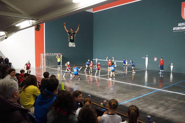 Imágenes del homenaje a exjugadores de balonmano en Aoiz

*F: 27 - 04 - 2024

*L: AOIZ

*P: 

*T: JORNADA DE HOMENAJE A EXJUGADORES DE BALONMANO DE LA ETAPA 1968-1985 POR PARTE DEL AYUNTAMIENTO Y DEL C.D. AOIZ