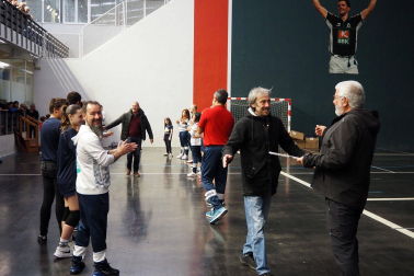 Imágenes del homenaje a exjugadores de balonmano en Aoiz

*F: 27 - 04 - 2024

*L: AOIZ

*P: 

*T: JORNADA DE HOMENAJE A EXJUGADORES DE BALONMANO DE LA ETAPA 1968-1985 POR PARTE DEL AYUNTAMIENTO Y DEL C.D. AOIZ