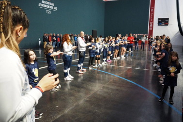 Imágenes del homenaje a exjugadores de balonmano en Aoiz

*F: 27 - 04 - 2024

*L: AOIZ

*P: 

*T: JORNADA DE HOMENAJE A EXJUGADORES DE BALONMANO DE LA ETAPA 1968-1985 POR PARTE DEL AYUNTAMIENTO Y DEL C.D. AOIZ
