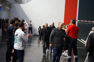 Imagen del homenaje a exjugadores de balonmano en Aoiz./