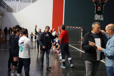 Imagen del homenaje a exjugadores de balonmano en Aoiz./