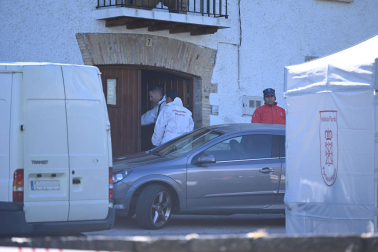 Efectivos de Policía Foral en el domicilio en el que se ha producido el posible homicidio de un padre a su hijo en Labiano