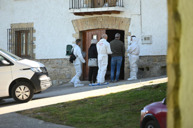 Efectivos de Policía Foral investigan el posible homicidio de un padre a su hijo en su domicilio en Labiano