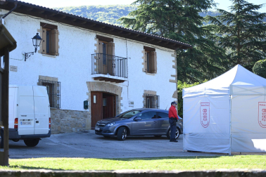Efectivos de Policía Foral en el domicilio en el que un padre ha matado a su hijo en Labiano