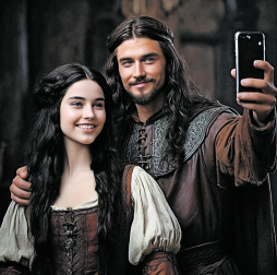 Berenguela y Ricardo Corazón de León, con un teléfono móvil