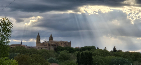 Rayos de sol enmarcan a la Catedral. Tradición y modernidad.