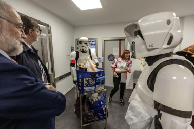 Fotos de la visita de los personajes de Star Wars a los pacientes de HUN con motivo de la campaña “La fuerza contra el cáncer”