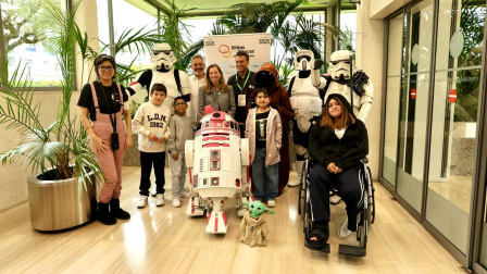 Fotos de la visita de los personajes de Star Wars a los pacientes de HUN con motivo de la campaña “La fuerza contra el cáncer”