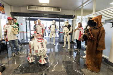 Fotos de la visita de los personajes de Star Wars a los pacientes de HUN con motivo de la campaña “La fuerza contra el cáncer”