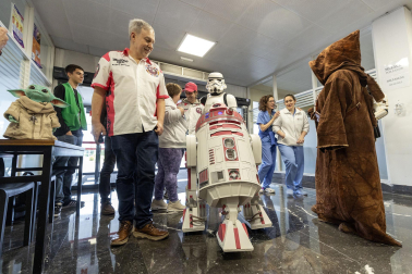 Fotos de la visita de los personajes de Star Wars a los pacientes de HUN con motivo de la campaña “La fuerza contra el cáncer”