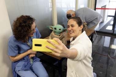 Fotos de la visita de los personajes de Star Wars a los pacientes de HUN con motivo de la campaña “La fuerza contra el cáncer”